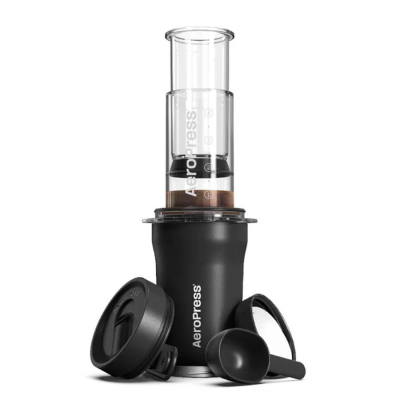 AeroPress Go Plus Travel System in Schwarz, mit Becher und Zubehör, präsentiert.