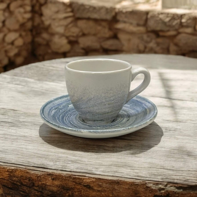 Élégante tasse à expresso Churchill avec soucoupe assortie, en céramique aux tons bleutés. Capacité de 90 ml, parfaite pour des pauses café élégantes.