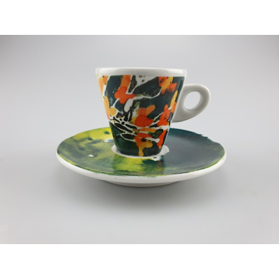 Flora Espressotasse mit einem dynamischen und bunten Blumenmuster auf einer farblich abgestimmten Untertasse, die Fröhlichkeit und Natur widerspiegelt