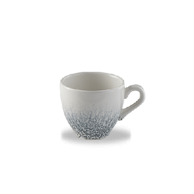 Die Churchill Raku Topaz Blue Espressotasse zeigt ein feines blaues Muster, das sanft in das reine Weiss der Keramik übergeht, symbolisch für das Zusammenspiel von Wasser und Wellen.