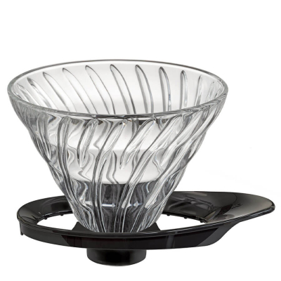 Porte-filtre à café Hario V60 en verre, taille 02 pour 1-4 tasses, sur un sous-verre noir, montrant la structure en spirale unique, idéal pour la préparation du café filtre.