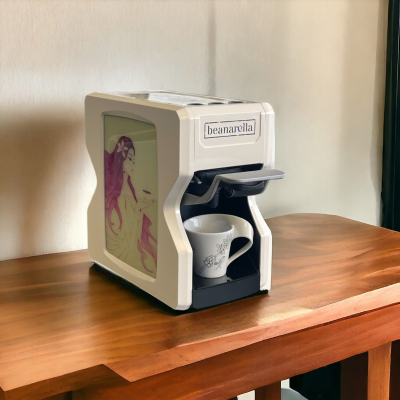 Machine à café Nori blanche Édition Spéciale - Lady Coffee, compatible avec des capsules compostables et des dosettes. Vue latérale avec une œuvre d'art représentant une femme avec une tasse de café. Parfait pour une préparation de café écologique.