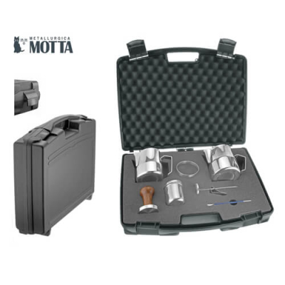 Motta Barista Kit Roma – geöffneter und geschlossener Transportkoffer mit Schaumstoffeinlage, Tamper, Milchkännchen, Thermometer, Kakaostreuer und Latte-Art-Stift