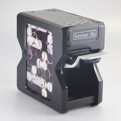 Schwarze beanarella Nori Kaffeemaschine, verschönert mit einem lebhaften Farbspritzer-Design – elegant und trendig