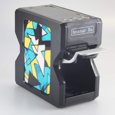 Schwarze beanarella Nori Kaffeemaschine mit einem markanten geometrischen Muster in Blau und Gelb – modern und stilvoll