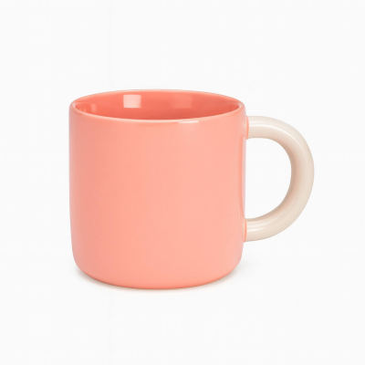 Lachsfarbene Porzellantasse mit 340ml Fassungsvermögen, ideal für Kaffee und Tee.