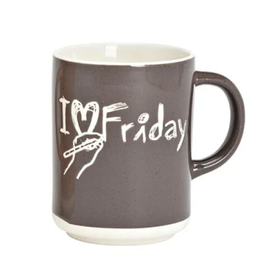 Tasse - I love Friday - en porcelaine avec une capacité de 360 ml, design foncé avec inscription blanche "I ♥ Friday" et motif de main dessinée.