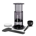 AeroPress Coffee & Espressomaker - Clear Black, ideale per la preparazione di caffè stile espresso e altro, perfetto per i viaggi.


