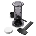 AeroPress Coffee and Espressomaker in Clear Black, completamente montata con accessori, ideale per un caffè di alta qualità in viaggio.