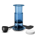 Vue latérale de l'AeroPress Coffee & Espressomaker en bleu transparent, prêt à préparer du café.