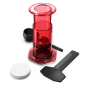 AeroPress Coffee Maker - Clear Red, avec chambre et piston transparents.


