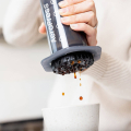 AeroPress Original Kaffeezubereiter – Nahaufnahme beim Pressen, Kaffeetropfen fallen in die Tasse
