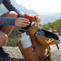 AeroPress® Go retirée d’un sac à dos de randonnée – idéale pour les déplacements, le plein air et les excursions.


