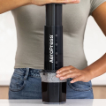 Une personne prépare du café en pressant une AeroPress Coffee & Espressomaker - XL dans une carafe claire.


