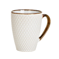 Tasse en grès élégante à motif carreau et poignée dorée, 300ml – idéale pour les amateurs de designs classiques.

