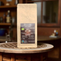 caffè biologico beanarella Caffè Ethiopia, in grani, certificato Fairtrade, confezione su tavolo in legno
