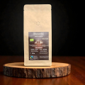 caffè biologico beanarella Caffè Ethiopia, in grani, certificato Fairtrade, confezione su fetta di legno, sfondo scuro
