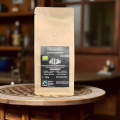 espresso bio beanarella Espresso Indonesia, grains entiers, certifié Fairtrade, sac sur table en bois
