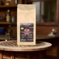 café bio beanarella Caffè Peru, grains entiers, certifié Fairtrade, sac sur table en bois
