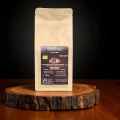 café bio beanarella Caffè Peru, grains entiers, certifié Fairtrade, sac sur tranche de bois devant fond sombre
