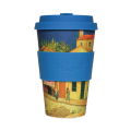 Ecoffee Cup The Yellow House 400ml Van Gogh Museum con motivo La Casa Gialla su tavolo in legno di terrazza caffetteria con scena urbana animata e passanti alla luce del sole