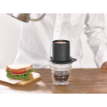 Hario Cafeor Dripper 01 pendant la préparation de café, avec une bouilloire d’eau chaude et une tasse en dessous.




