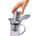 Pichet à café Hario Cold Brew, insertion du filtre en acier inoxydable dans la carafe.


