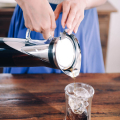 Pichet à café Hario Cold Brew, le café est versé dans un verre avec des glaçons.


