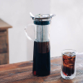 Pichet à café Hario Cold Brew, carafe remplie et verre de café Cold Brew.


