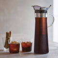 Pichet à café Hario Cold Brew, 1000ml, carafe avec café Cold Brew et verres sur une table.


