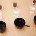 Hario Cupping Bowl Kasuya, rempli de café lors d’une dégustation professionnelle.


