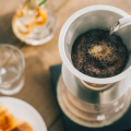Extraction de café avec le Hario Dripper Kasuya sur une surface en bois.


