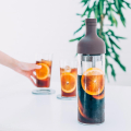 Hario Filter-in Coffee Bottle Nahaufnahme mit Orangenscheiben – Cold Brew Kaffee