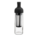 Bouteille Hario Cold Brew Coffee Filter, 650 ml, avec un couvercle en silicone noir et un filtre intégré.


