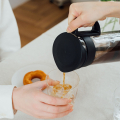 Hario Mizudashi Cold Brew Coffee Pot, vue en détail lors du service de café infusé à froid dans un verre.


