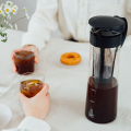 Hario Mizudashi Cold Brew Coffee Pot, élégamment présenté lors d’une pause café avec boissons et beignets.


