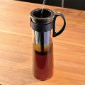 Hario Mizudashi Cold Brew Coffee Pot, en cours de remplissage d'eau, idéal pour préparer un Cold Brew.


