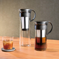 Hario Mizudashi Cold Brew Coffee Pot, comparaison de deux modèles, l’un vide et l’autre rempli de café.


