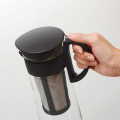 Hario Mizudashi Cold Brew Coffee Pot, gros plan sur la poignée ergonomique.


