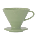 Filtre à café Hario V60 02 en porcelaine Smokey Green, design élégant, vue latérale.


