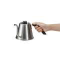 Hario Pour-Control Kettle Kasuya, 600ml, tenu en main, illustrant la prise ergonomique.


