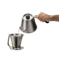 Hario Pour-Control Kettle Kasuya en train de verser de l’eau sur un filtre à café en acier inoxydable pour une extraction optimale.


