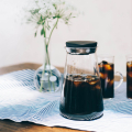 Le Slow Drip Brewer HARIO SHIZUKU de 600 ml, rempli de cold brew, sur une table dressée.


