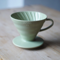 Hario V60 Smokey Green posé sur une table en bois, parfait pour 1 à 4 tasses de café.



