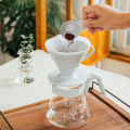Hario V60 Messlöffel 12g Weiss beim Dosieren von Kaffeepulver in weissen V60 Handfilter