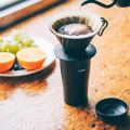 Hario V60 Metal Dripper in natürlichem Ambiente – Handbrüh-Kaffee mit Edelstahl-Handfilter im Freien