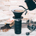Hario V60 Metal Dripper beim Pour-Over Handaufguss – Filterkaffee-Zubereitung mit Edelstahl-Kaffeefilter auf Glaskanne
