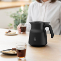 Carafe à café isolante Hario V60 PLUS 800 ml sur une table, prête à servir.

