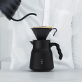 Carafe Hario V60 PLUS 800 ml avec filtre V60 intégré lors du processus d’infusion.

