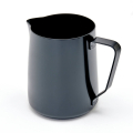 Rhino Stealth Milk Pitcher en noir, 950ml, vue latérale inclinée avec poignée robuste


